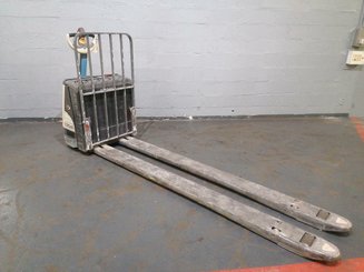 Porta-paletes eléctrico com condutor a pé Crown WP3020-2.0