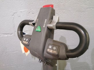 Porta-paletes eléctrico com condutor a pé OMG 330K - 8