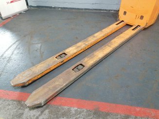 Porta-paletes eléctrico com condutor a pé OMG 330K - 7