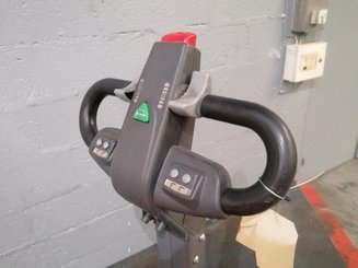 Porta-paletes eléctrico com condutor a pé OMG 330K - 5