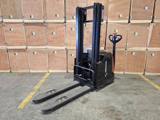 Stacker com condutor a pé Hangcha CDD16-AC1-L