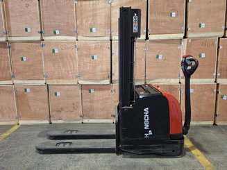Stacker com condutor a pé Hangcha CDD16-AC1-L