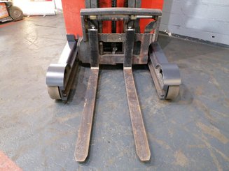 Empilhador retráctil Fenwick R20 - 7