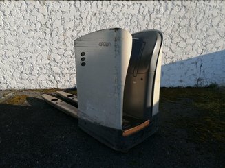 Porta-paletes eléctrico com condutor transportado Crown RT4000