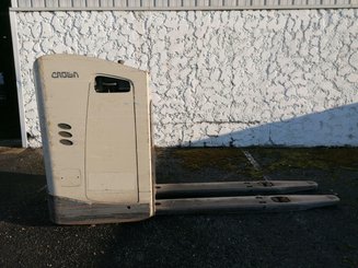 Porta-paletes eléctrico com condutor transportado Crown RT4000