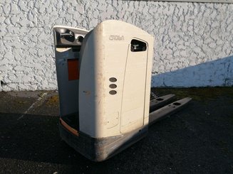 Porta-paletes eléctrico com condutor transportado Crown RT4000