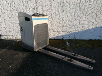 Porta-paletes eléctrico com condutor transportado Crown RT4000