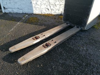 Porta-paletes eléctrico com condutor transportado Crown RT4000