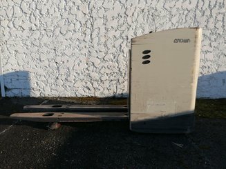 Porta-paletes eléctrico com condutor transportado Crown RT4000