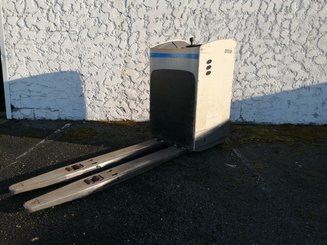 Porta-paletes eléctrico com condutor transportado Crown RT4000