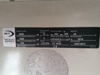 Porta-paletes eléctrico com condutor transportado Crown RT4000