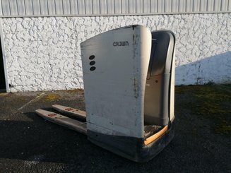 Porta-paletes eléctrico com condutor transportado Crown RT4000