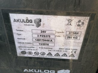 Porta-paletes eléctrico com condutor transportado Crown RT4000