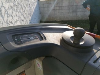 Porta-paletes eléctrico com condutor transportado Crown RT4000