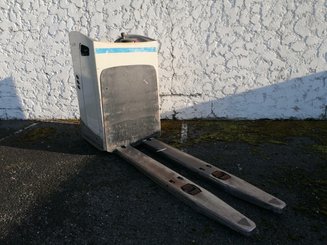 Porta-paletes eléctrico com condutor transportado Crown RT4000