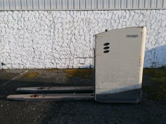 Porta-paletes eléctrico com condutor transportado Crown RT4000