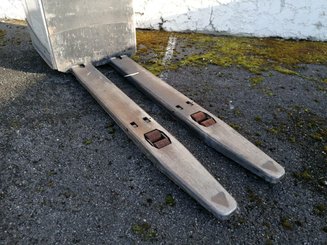 Porta-paletes eléctrico com condutor transportado Crown RT4000