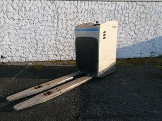 Porta-paletes eléctrico com condutor transportado Crown RT4000