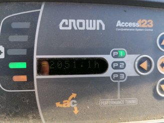 Porta-paletes eléctrico com condutor transportado Crown RT4000