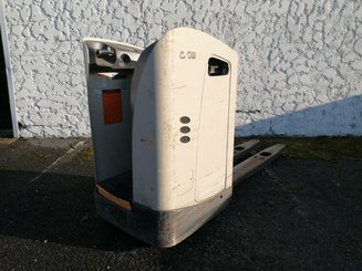 Porta-paletes eléctrico com condutor transportado Crown RT4000
