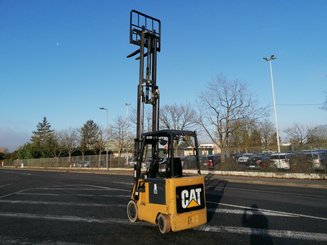 Empilhador de contrapeso 4 rodas Caterpillar EC25