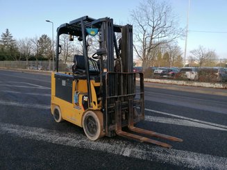 Empilhador de contrapeso 4 rodas Caterpillar EC25