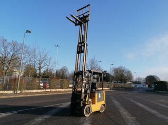 Empilhador de contrapeso 4 rodas Caterpillar EC25