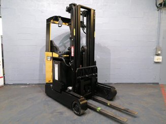 Empilhador retráctil Caterpillar NR16N