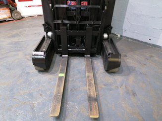 Empilhador retráctil Caterpillar NR16N