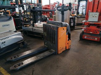 Porta-paletes eléctrico com condutor a pé OMG 316KN - 1