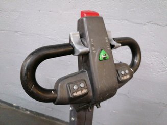 Porta-paletes eléctrico com condutor a pé OMG 330K