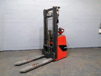 Stacker com condutor a pé Fenwick L14 - 1