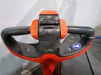 Stacker com condutor a pé Fenwick L14 - 7