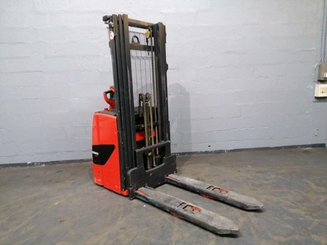 Stacker com condutor a pé Fenwick L14 - 5