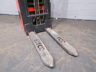 Stacker com condutor a pé Fenwick L14 - 6