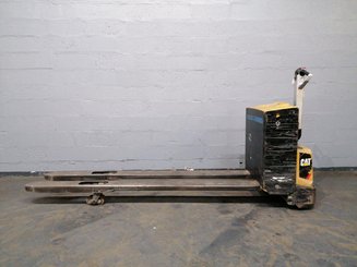 Porta-paletes eléctrico com condutor a pé Caterpillar NPP20N2