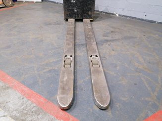 Porta-paletes eléctrico com condutor a pé Caterpillar NPP20N2