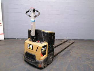 Porta-paletes eléctrico com condutor a pé Caterpillar NPP20N2