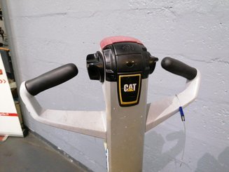Porta-paletes eléctrico com condutor a pé Caterpillar NPP20N2