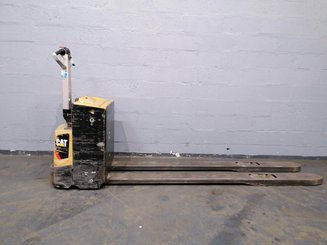 Porta-paletes eléctrico com condutor a pé Caterpillar NPP20N2