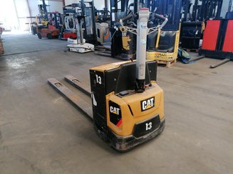 Porta-paletes eléctrico com condutor a pé Caterpillar NPP20N2