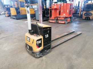 Porta-paletes eléctrico com condutor a pé Caterpillar NPP20N2