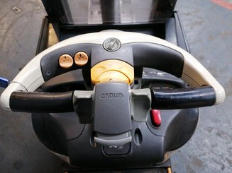 Stacker com condutor transportado Crown DT3040 - 8