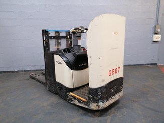 Stacker com condutor transportado Crown DT3040 - 2