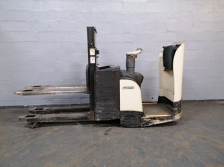 Stacker com condutor transportado Crown DT3040 - 1