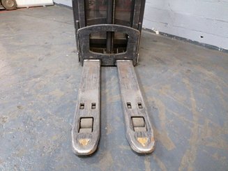 Stacker com condutor transportado Crown DT3040 - 7
