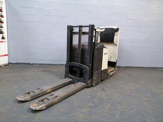 Stacker com condutor transportado Crown DT3040 - 1