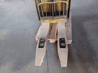 Stacker com condutor a pé Yale MS12 - 4