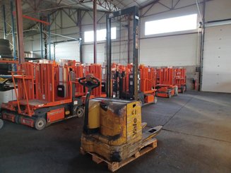 Stacker com condutor a pé Yale MS12 - 1