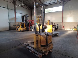 Stacker com condutor a pé Yale MS12 - 3